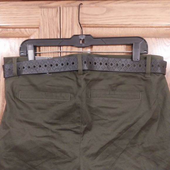 Torrid NWT Women's Belted Sateen 5" Cuffed Shorts Sz 12 Green Stretchy Mid-Rise - Picture 7 of 10